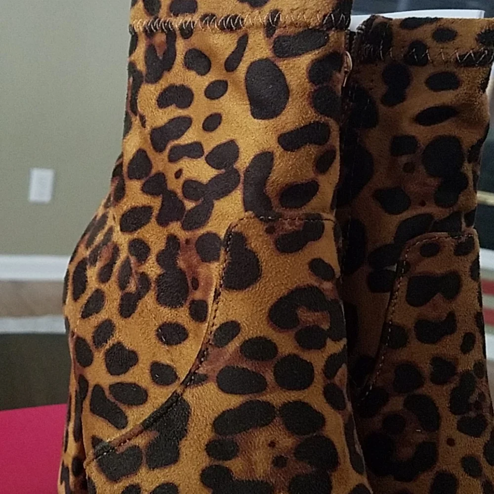 Catherine Malandrino Faux Suede Block Heel Bootie Leopard Print 8